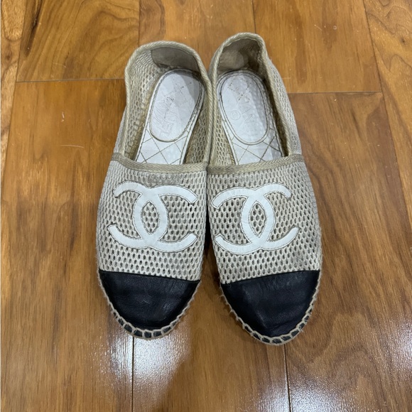 Chanel Mesh Logo Flats - Picture 3 of 9